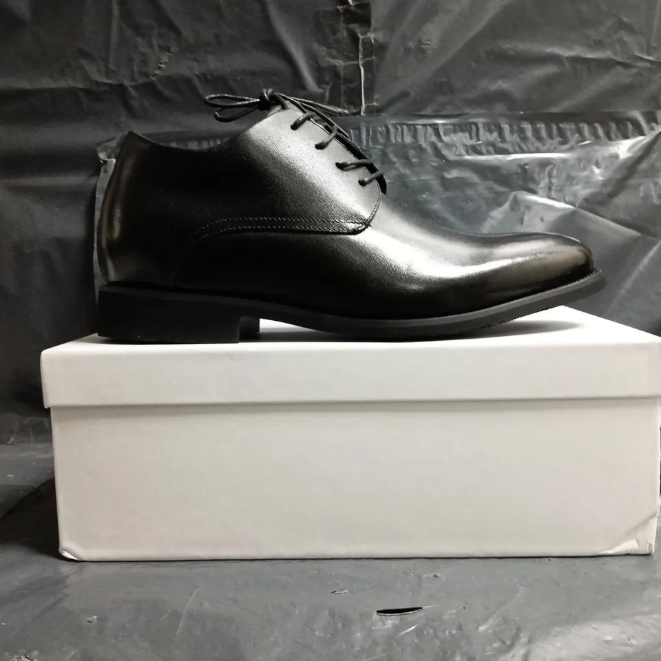 BOXED PAIR OF CONZURI RIESCO LACE UP SHOES IN BLACK SIZE UK 8
