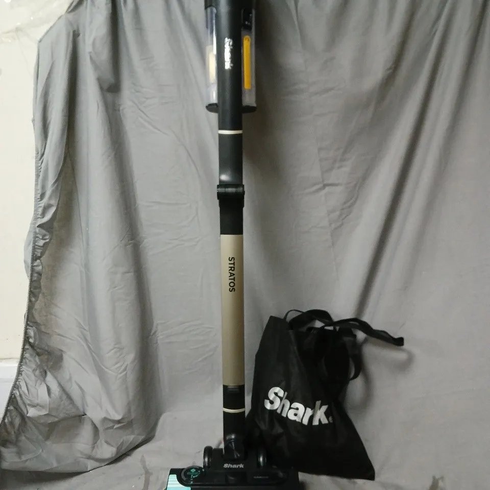 SHARK STRATOS CORDLESS VACUUM W/ ANTI HAIR WRAP & CLEAN SENSE IQ IZ400UKT
