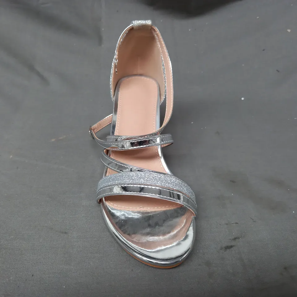 BOXED PAIR OF DESIGNER OPEN TOE BLOCK HEEL SANDALS IN METALLIC SILVER W. GLITTER EFFECT EU SIZE 38