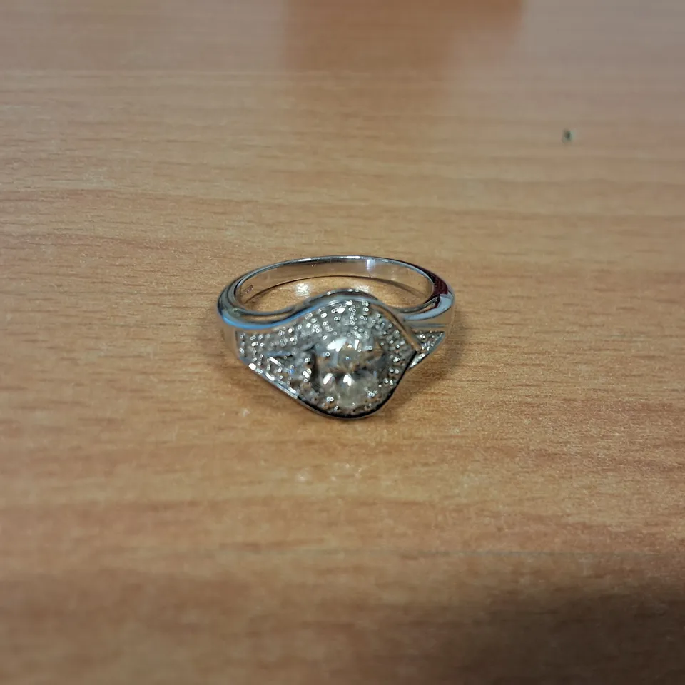 18CT WHITE GOLD RING SET WITH A NATURAL OVAL CUT DIAMOND TO NATURAL DIAMOND HALO