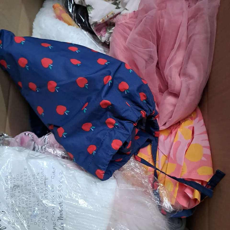 BOX OF APPROX 15 ASSORTED KIDS CLOTHING ITEMS TO INCLUDE - PANTS , SHORTS , TOP ETC