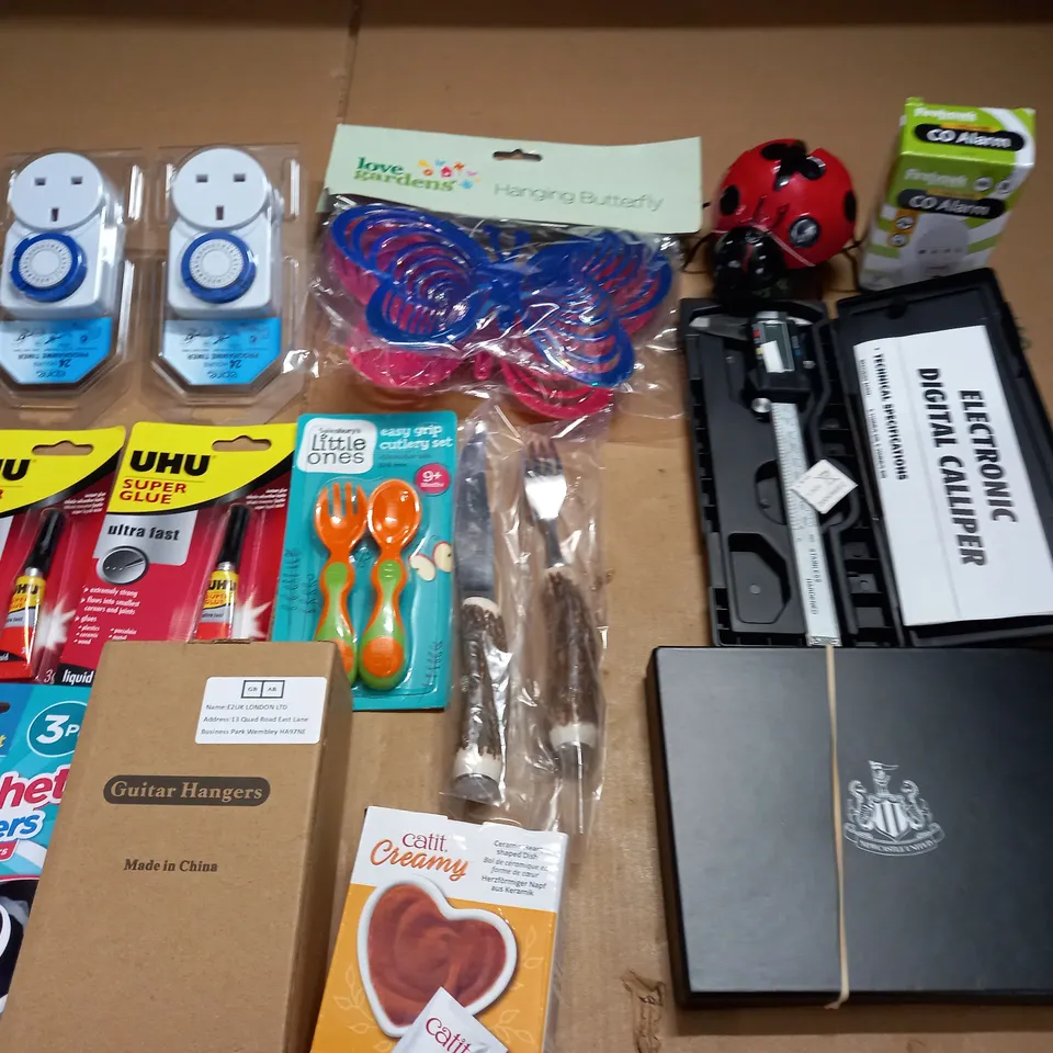 LOT OF ASSORTED HOUSEHOLD ITEMS TO INCLUDE PROGRAMMABLE TIMERS, DECORATIVE CUTLERY AND DIGITAL CALLIPERS 