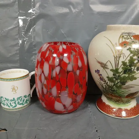 APPROXIMATELY 5 ASSORTED ITEMS TO INCLUDE - GLASS RED VASE , KING CHARLES III MUG ETC
