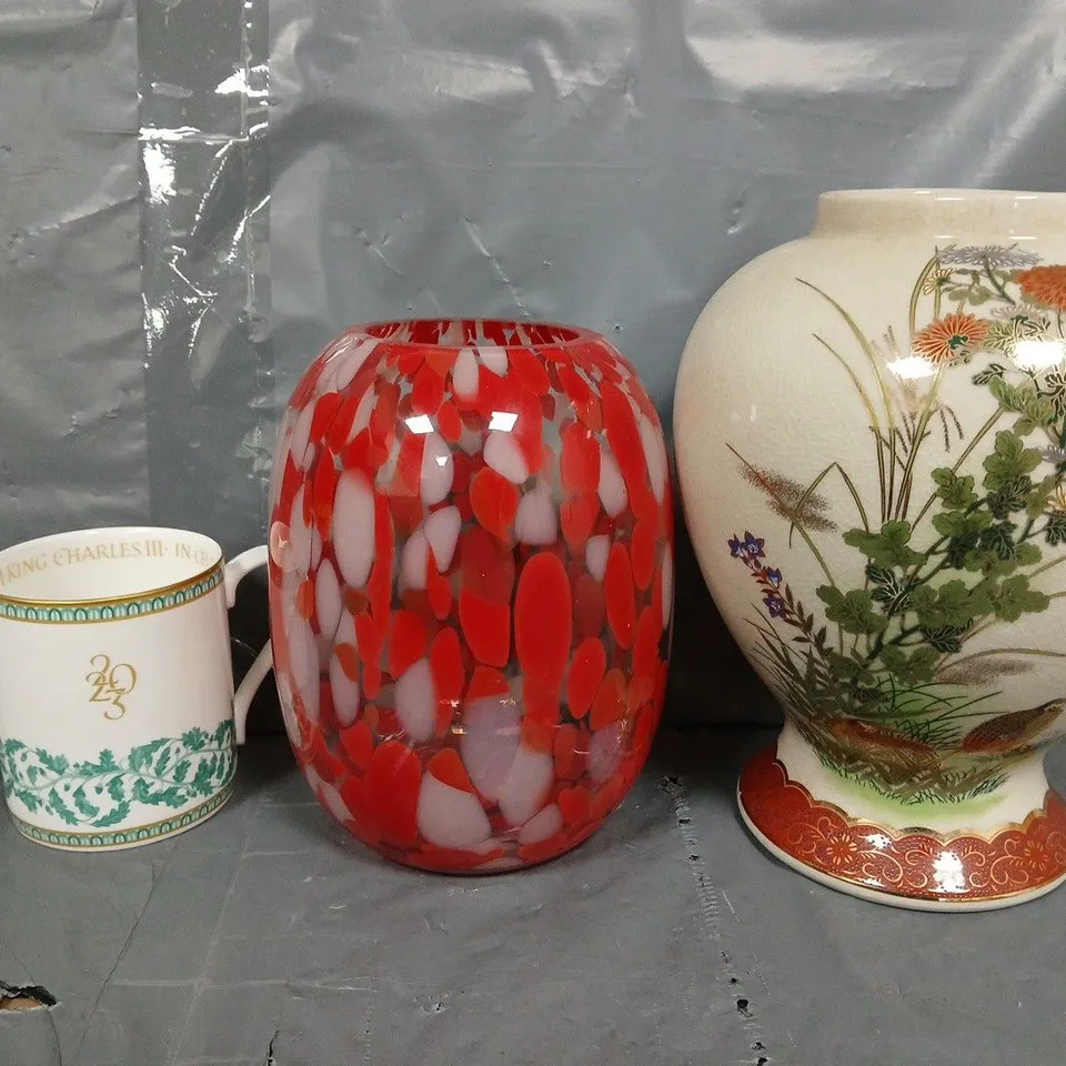 APPROXIMATELY 5 ASSORTED ITEMS TO INCLUDE - GLASS RED VASE , KING CHARLES III MUG ETC
