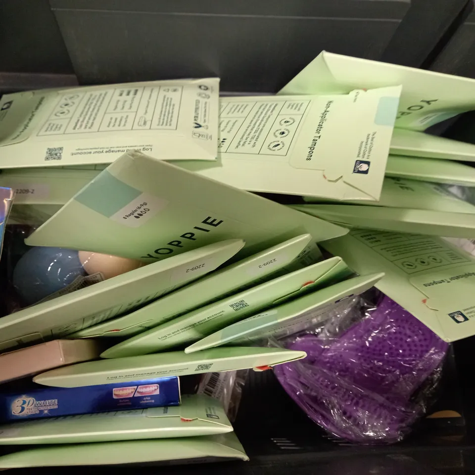 BOX OF APPROX 20 ASSORTED HEALTH AND BEAUTY ITEMS TO INCLUDE - DUREX EXTRA SAFE 30 PACK - YOPPIE 8 REGULAR - BEAUTY WORKS CLIP HAIR EXTENSIONS ECT