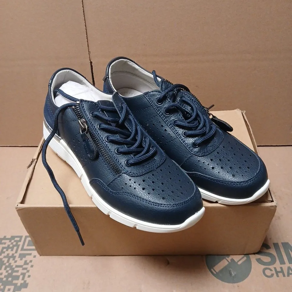 DOWN TO EARTH NAVY TRAINERS – UK 7