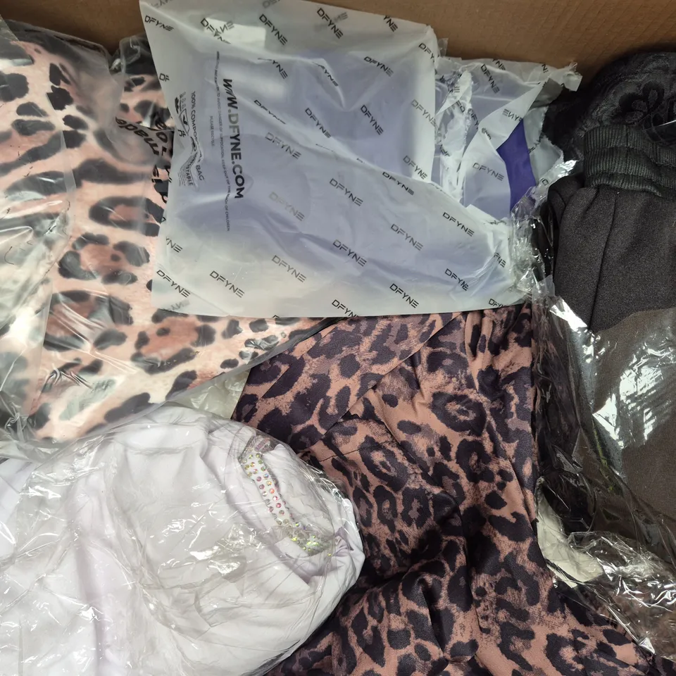 BOX OF APPROXIMATELY 20 ASSORTED CLOTHING AND FASHION ITEMS IN VARIOUS STYLES, SIZES, AND COLOURS - COLLECTION ONLY