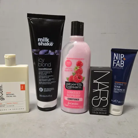APPROXIMATELY 15 ASSORTED HEALTH & BEAUTY ITEMS TO INCLUDE - NIP+FAB SCRUB , MILK SHAKE ICY BLOND CONDITIONER , BRUUM FACIAL GEL ETC