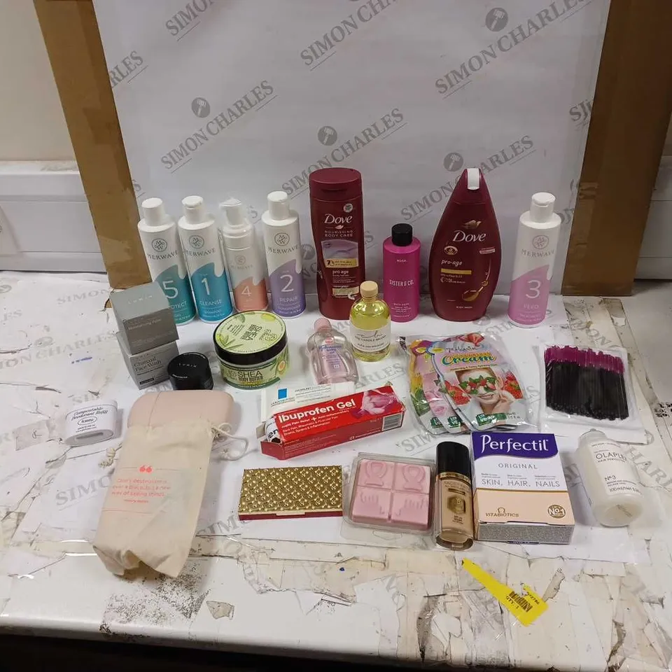 LOT OF APPROXIMATELY 20 HEALTH AND BEAUTY ITEMS TO INCLUDE LUMIN MOISTURIZING BALM, DOVE PRO AGE, AND FUSSY DEODRANT AND FILLER ETC. 