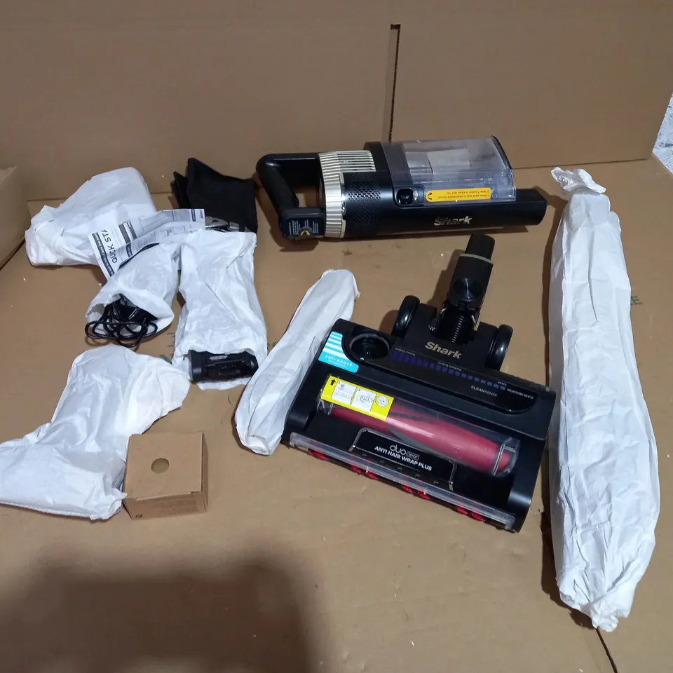 SHARK STRATOS CORDLESS VACUUM W/ANTI HAIR WRAP & CLEAN SENSE IQ IZ400UKT