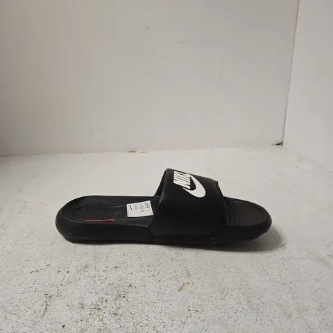 NIKE SLIDE SANDALS – BLACK/WHITE - UK 7