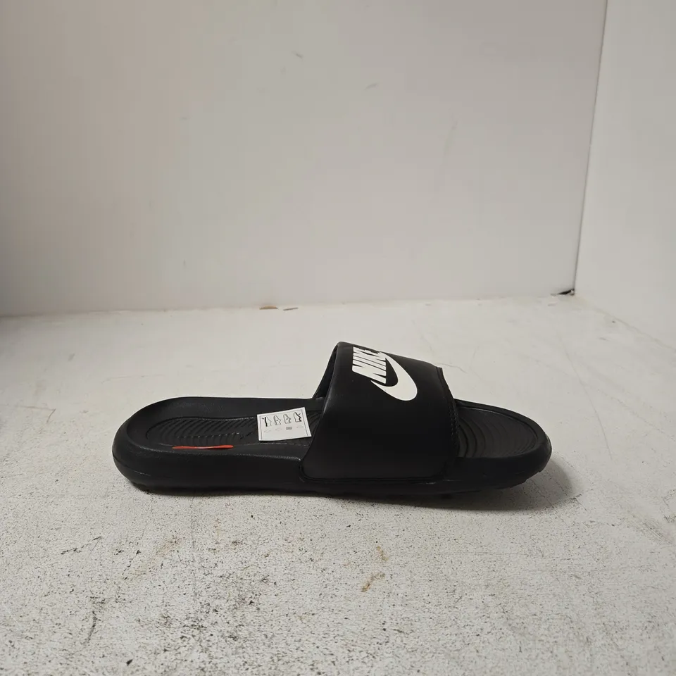  NIKE SLIDE SANDALS – BLACK/WHITE - UK 7 