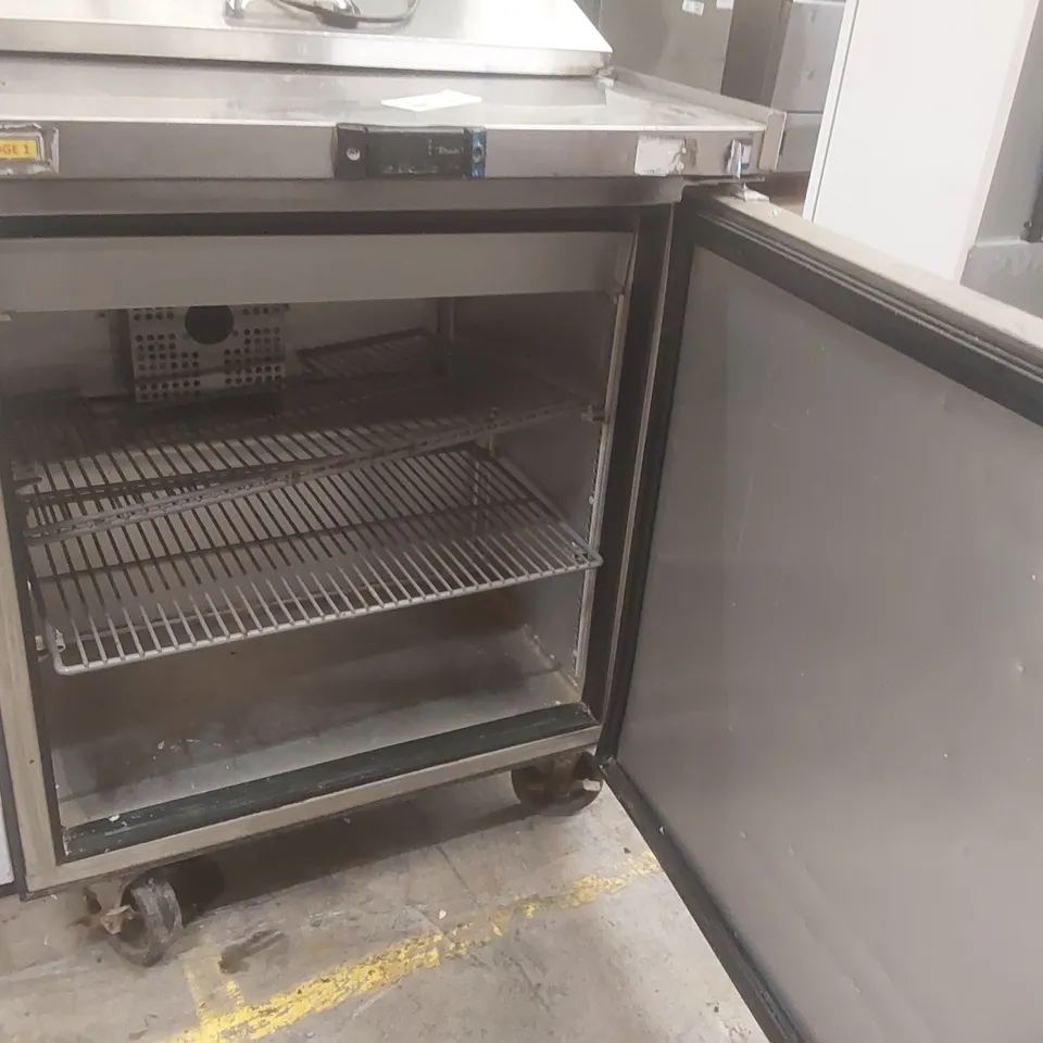 TRUE TSSU-27-08-HC SINGLE DOOR 8 X 1/6GN SALADETTE COUNTER REFRIGERATOR - 215 LITRE