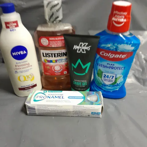 APPROXIMATELY 20 ASSORTED HEALTH & BEAUTY ITEMS TO INCLUDE - NIVEA FIRMING LOTION, COLGATE MOUTHWASH AND KING OF SHAVES SHAVE GEL