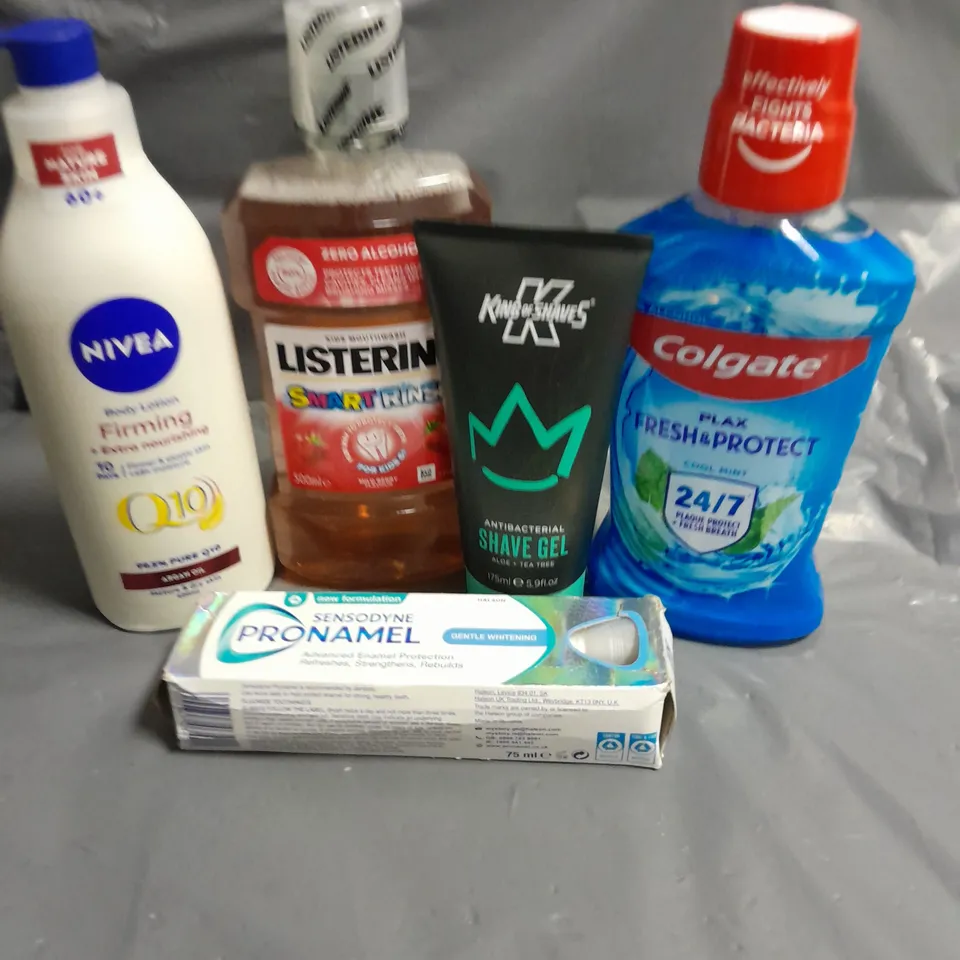 APPROXIMATELY 20 ASSORTED HEALTH & BEAUTY ITEMS TO INCLUDE - NIVEA FIRMING LOTION, COLGATE MOUTHWASH AND KING OF SHAVES SHAVE GEL