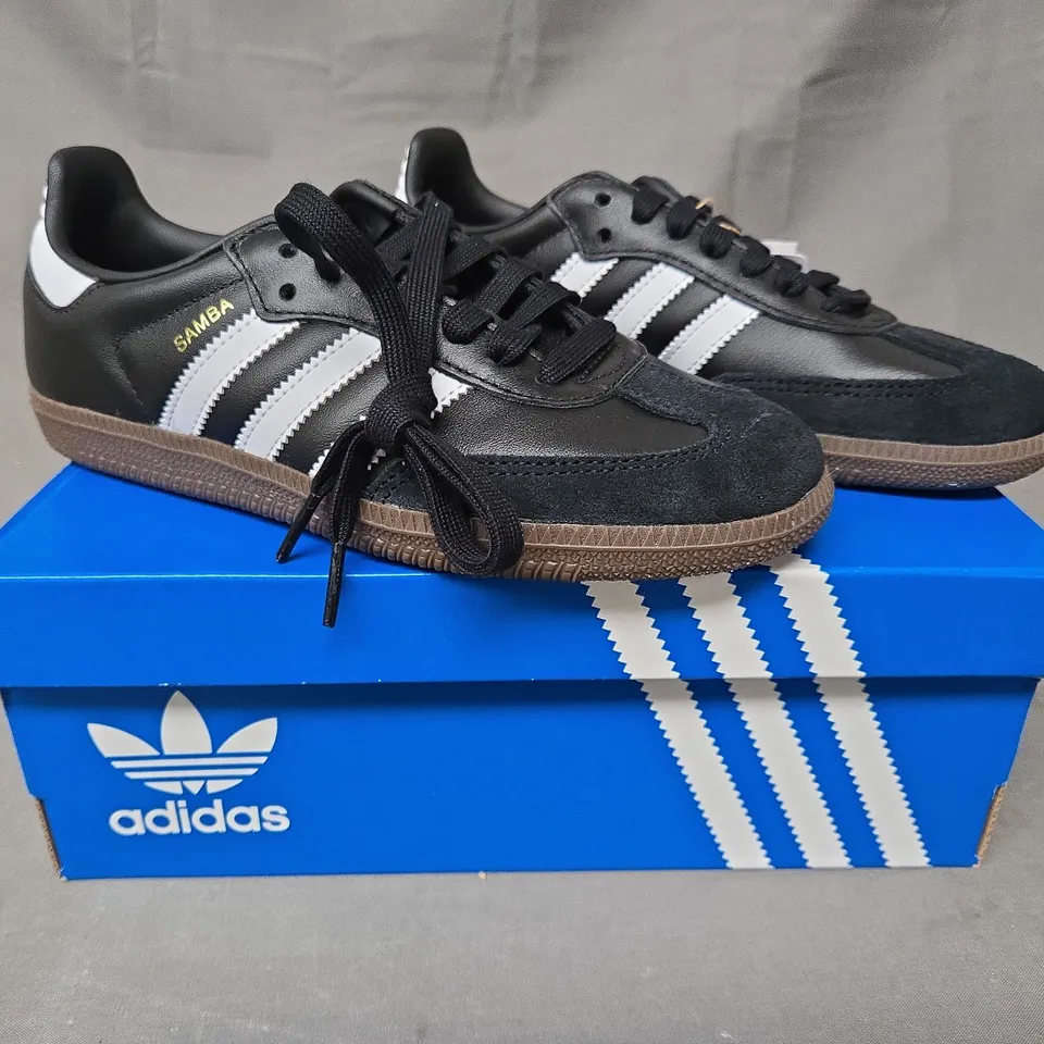 BOXED PAIR OF ADIDAS SAMBA OG SHOES IN BLACK/WHITE UK SIZE 4.5