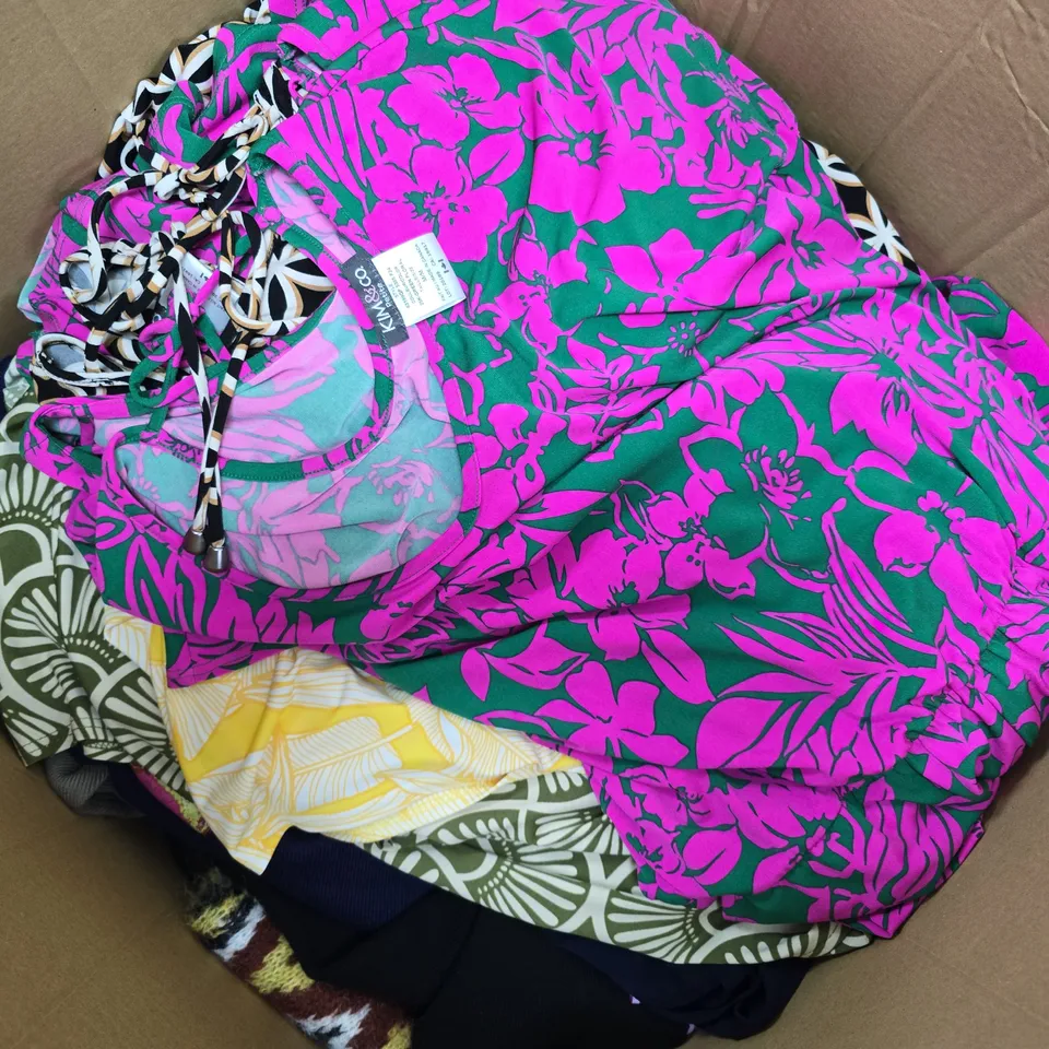 APPROXIMATELY 30 ASSORTED CLOTHING ITEMS IN VARIOUS SIZES, COLOURS & STYLES TO INCLUDE BRANDS SUCH AS FRANK USHER, WHITE STUFF, KIM&CO, ETC - COLLECTION ONLY