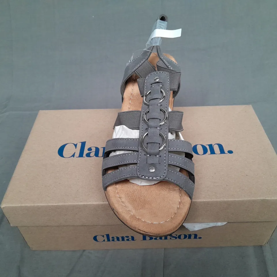 BOXED PAIR OF CLARA BARSON BLOCK HEEL SANDAL GREY SIZE 38 