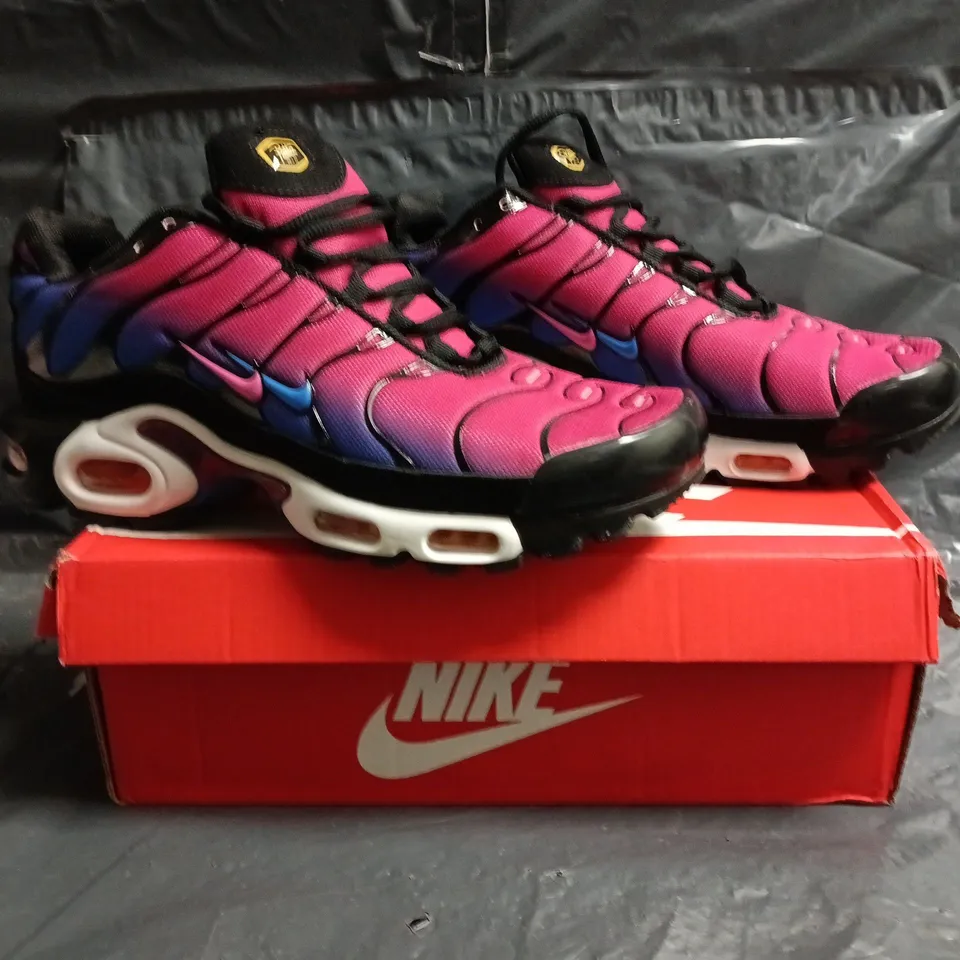 BOXED PAIR OF NIKE TN AIR MAX PLUS CULERS DEL MÓN SIZE UK 9