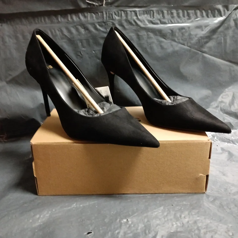BOXED PAIR OF MANGO POINTED TOE STILETTO HEELS IN BLACK SIZE EU 38