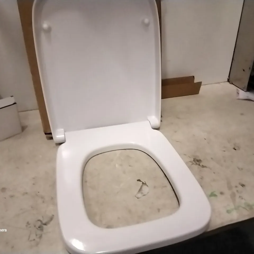 BOXED HERE SOFT CLOSE SQUARE STANDARD TOILET SEAT 