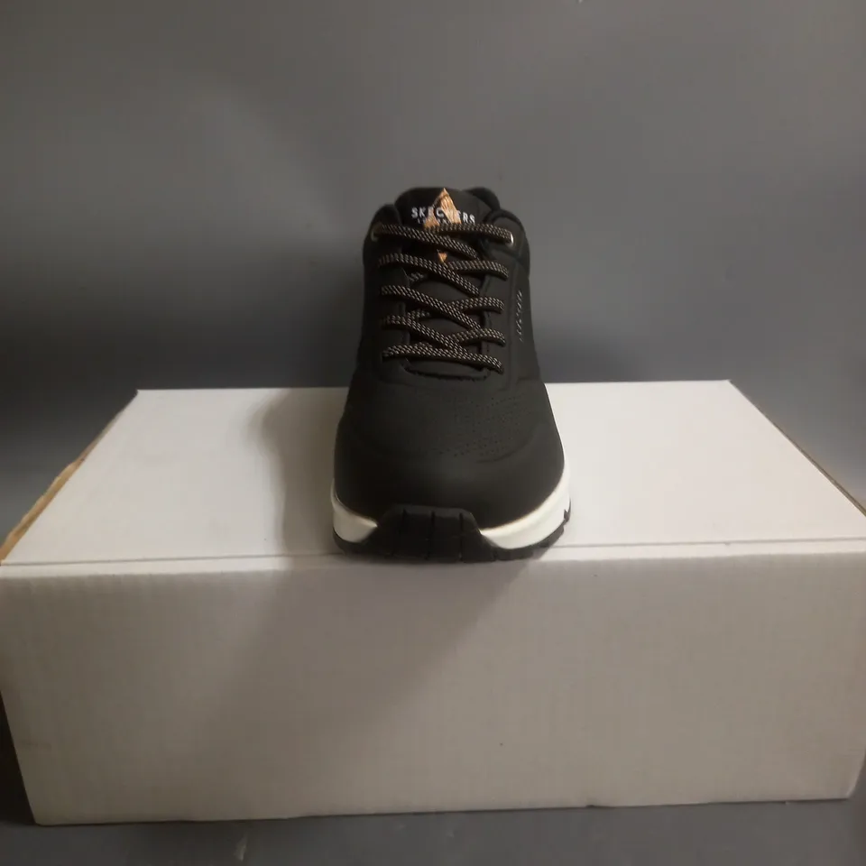 SKECHERS UNO TRAINERS BLACK WITH GOLD TRIM SIZE 4