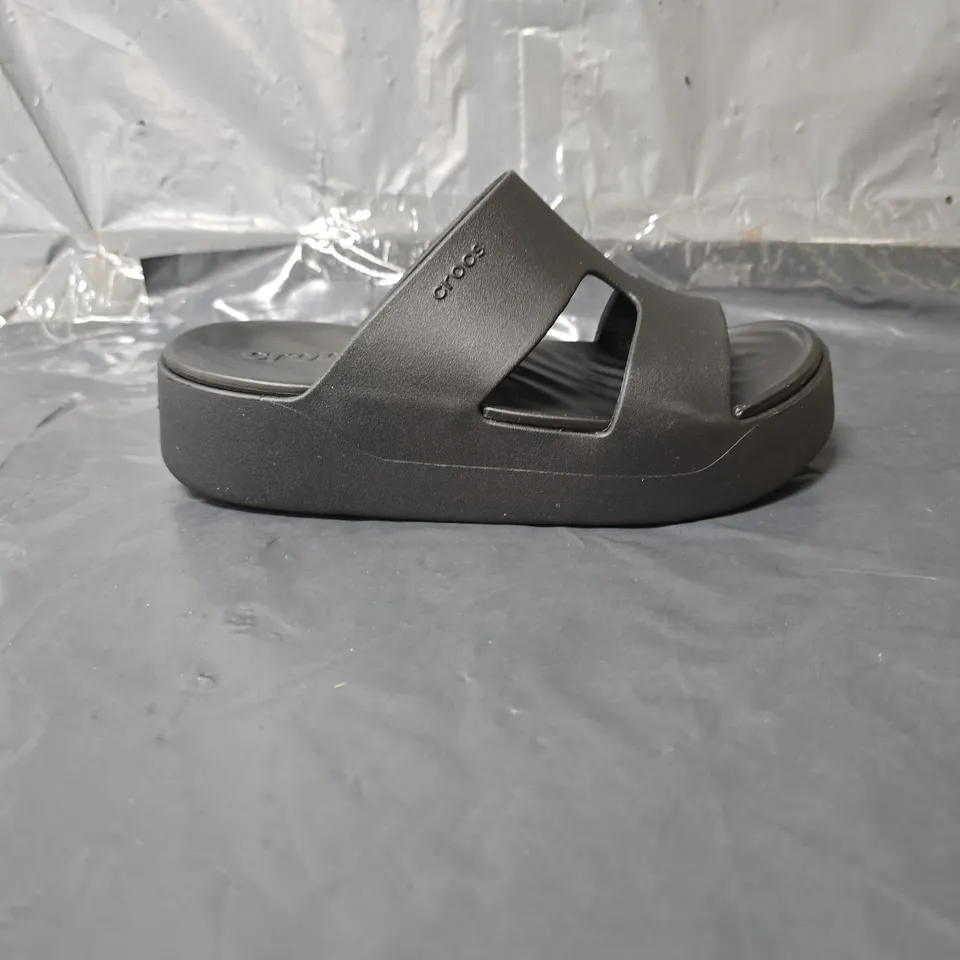 CROCS GETAWAY PLATFORM SANDALS - BLACK - SIZE 3
