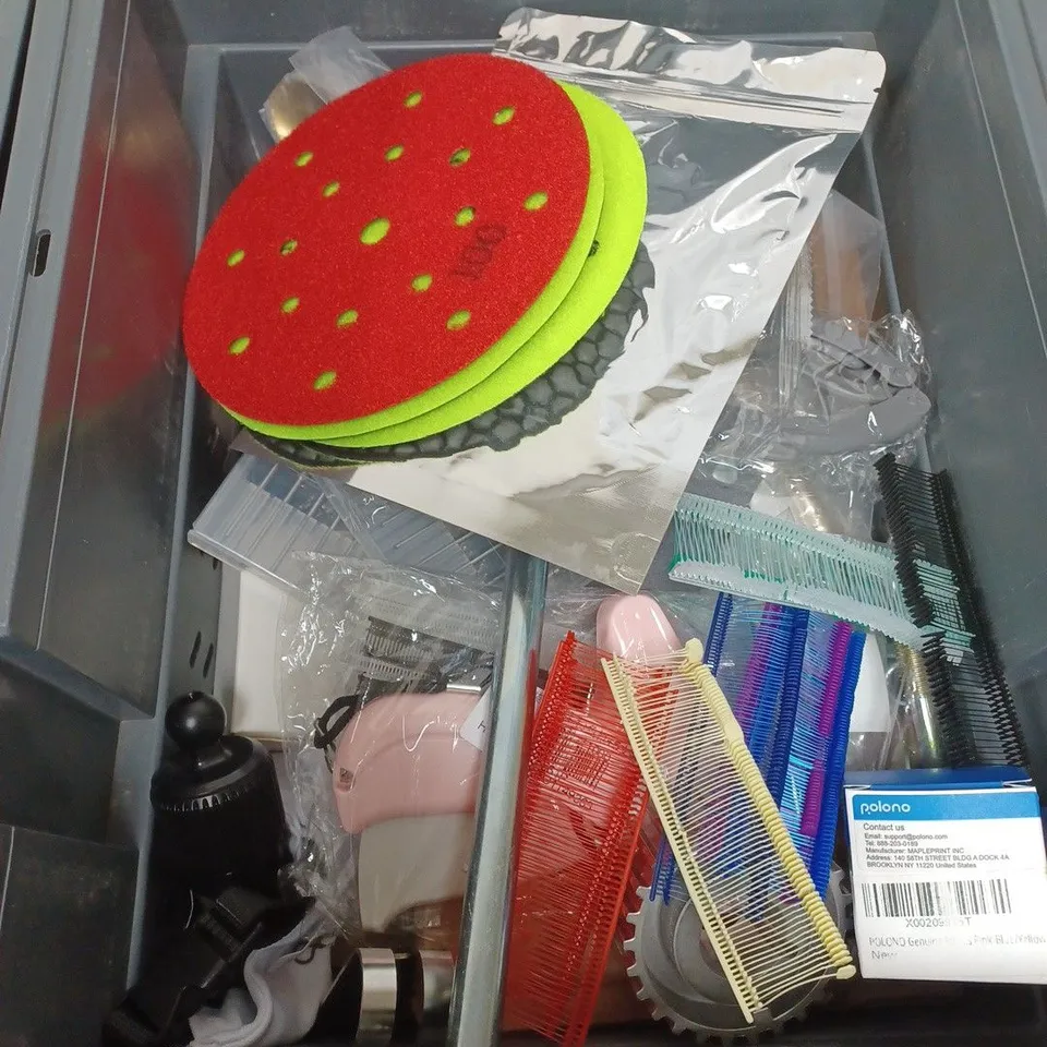 BOX OF APPROXIMATELY 20 ASSORTED HOUSEHOLD ITEMS TO INCLUDE ADAPTER PLUG, CUTLERY AND A TAGGING GUN 