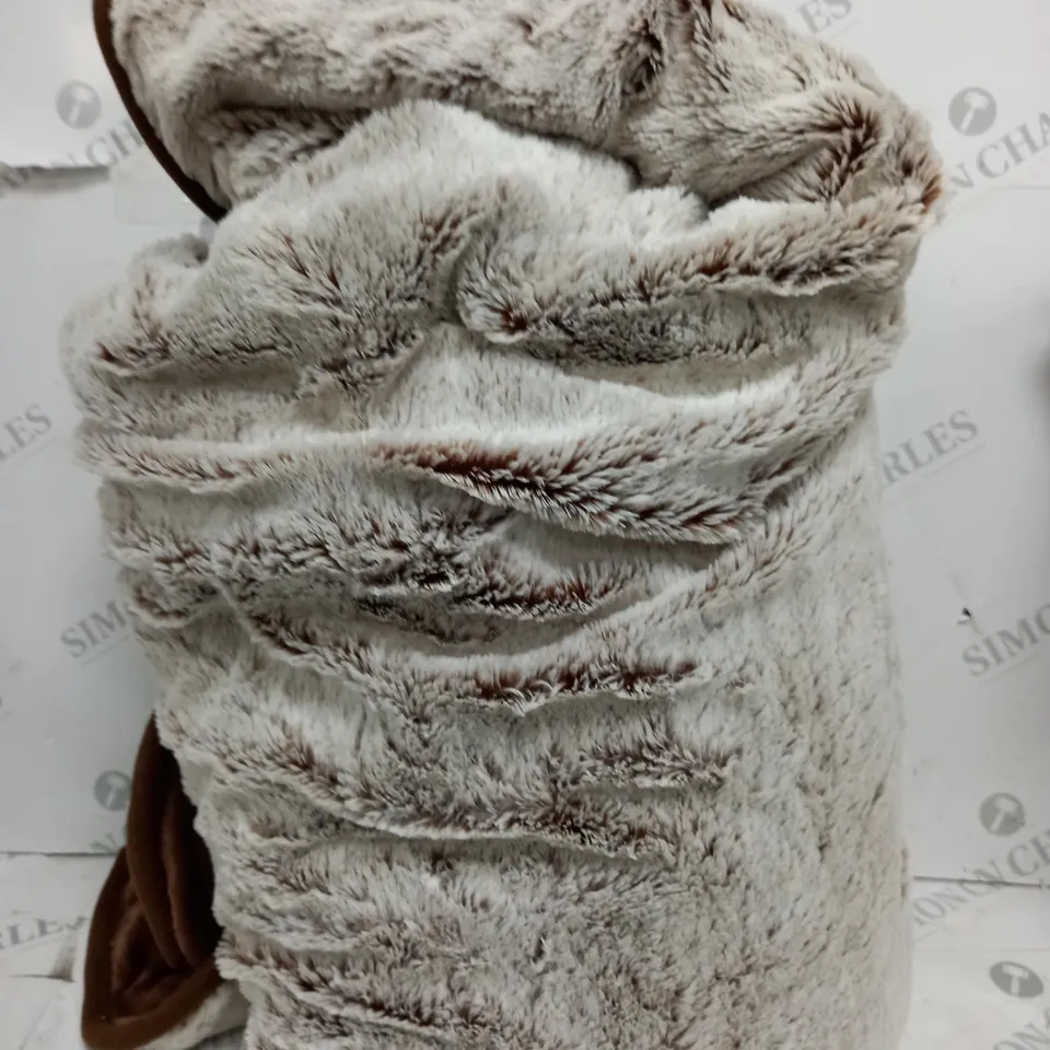 BOXED OUTLET COZEE HOME FAUX FUR & HEATED THROW
