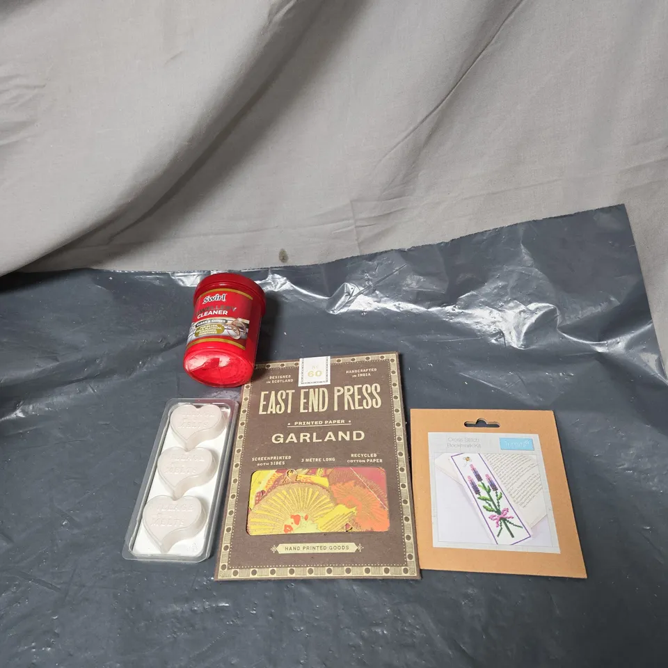 APPROXIMATELY 15 ASSORTED ITEMS TO INCLUDE CROSS STITCH BOOKMARK KIT, JEWELLERY CLEANER, EAST END PRESS GARLAND SET, VILLAGE METLS ETC