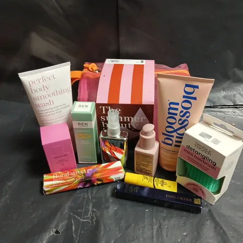 APPROXIMATELY 10 ASSORTED COSMETIC PRODUCTS TO INCLUDE - ESTEE LAUDER LENGTHENING MASCARA - BLOOM & BLOSSOM BODY CREAM - REN SPF 50+ SUNSCREEN - ETC