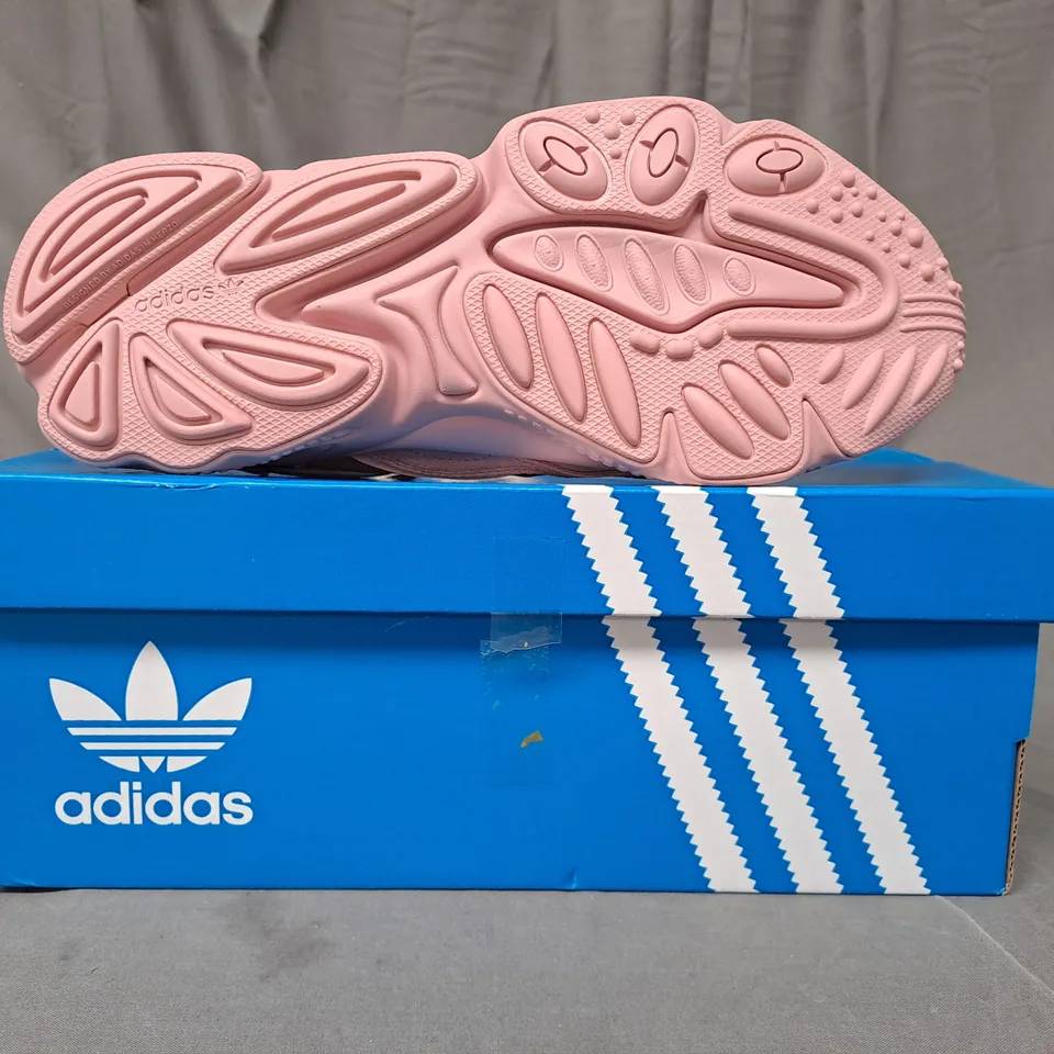 BOXED PAIR OF ADIDAS OZWEEGO J SHOES IN PINK UK SIZE 5