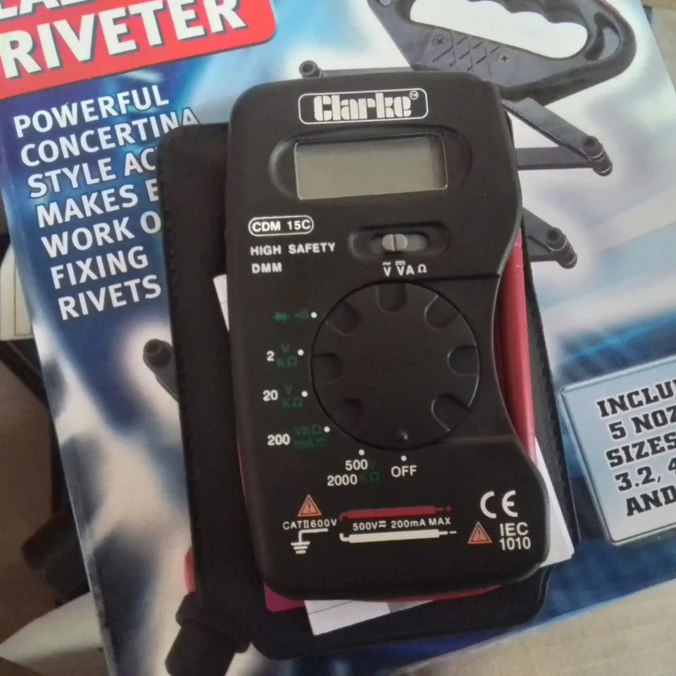 BOX OF MIXED TOOLS TO INCLUDE: DIGITAL MULTIMETER AND LAZY TONGS RIVETER