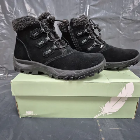 BOXED PAIR OF FREE SPIRIT JOEY TOGGLE LACE BOOTS IN BLACK SIZE 6