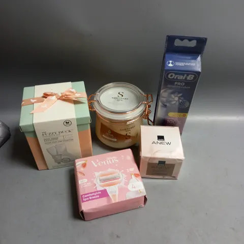 BOX OF APPROXIMATELY 20 COSMETIC ITEMS TO INCLUDE - VENUS BLADES - AVON ANEW SKIN RENEWAL SERUM - ORAL B PRO REPLACEMENT HEADS - ETC