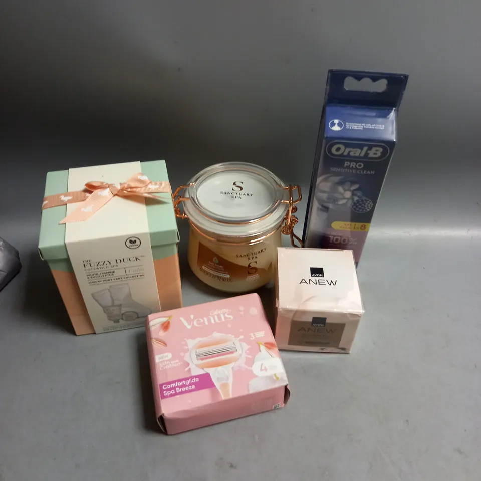 BOX OF APPROXIMATELY 20 COSMETIC ITEMS TO INCLUDE - VENUS BLADES - AVON ANEW SKIN RENEWAL SERUM - ORAL B PRO REPLACEMENT HEADS - ETC 