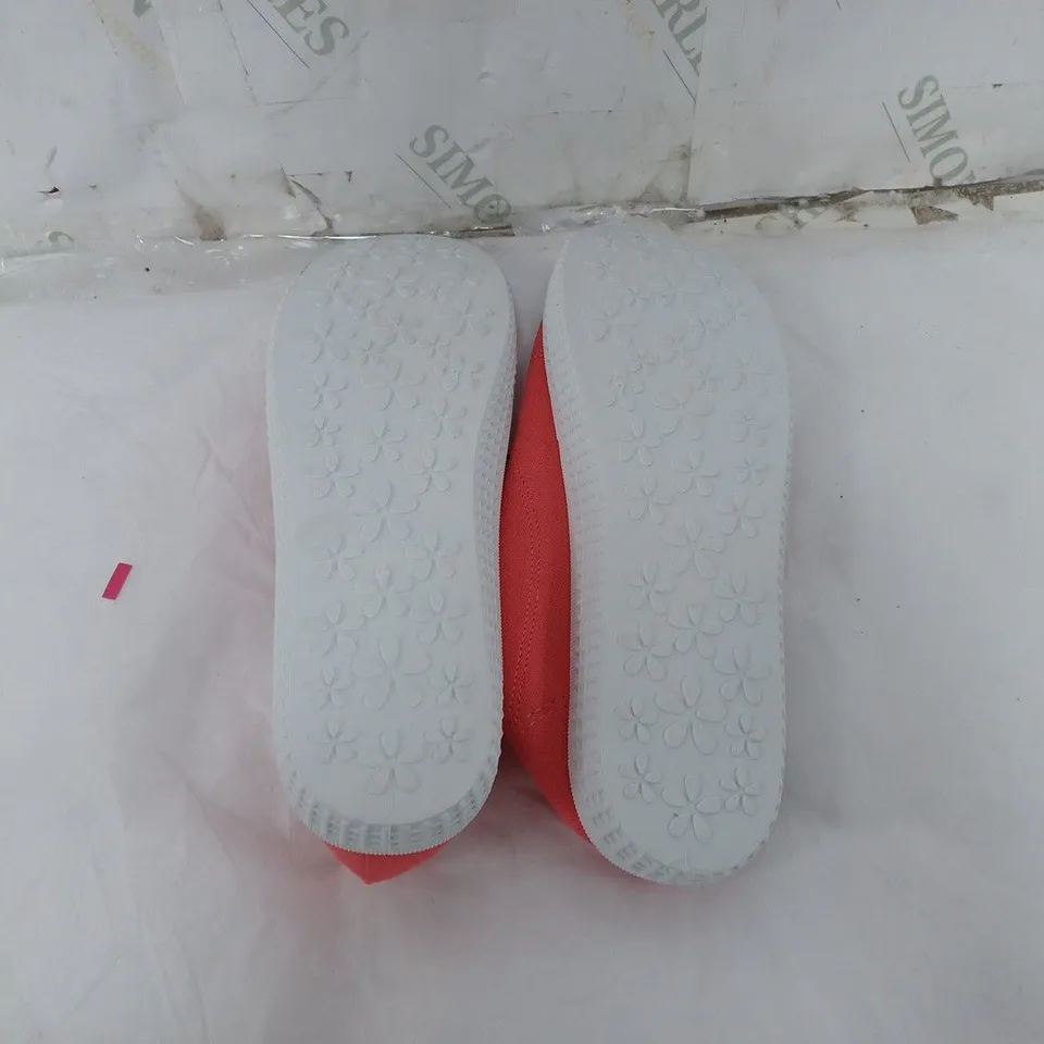 APPROXIMATELY 15 PAIRS OF BAGGED GEORGE LOVE YOUR SHOES PINK PUMPS IN VARIOUS SIZES 