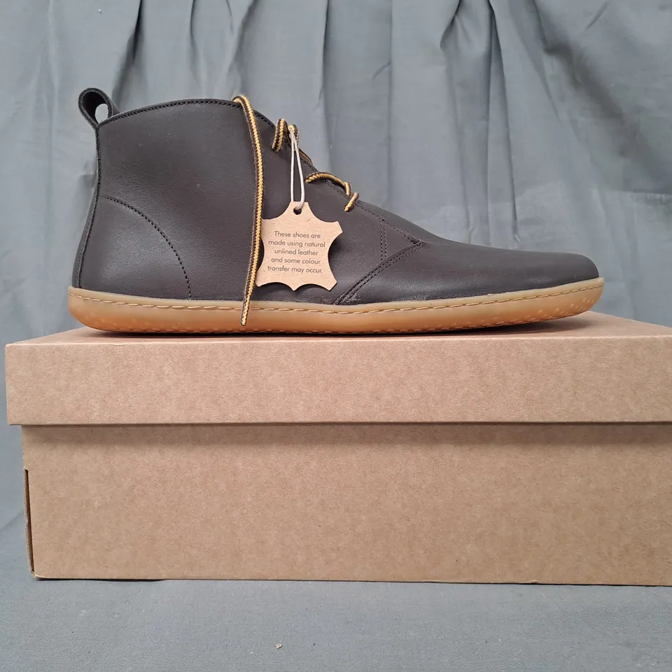 BOXED PAIR OF VIVO BAREFOOT GOBI III SHOES IN BROWN EU SIZE 43