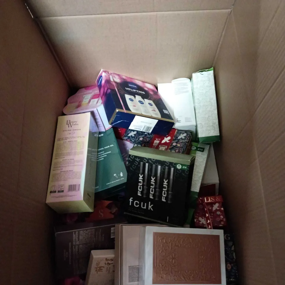 BOX OF APPROXIMATELY 20 ASSORTED COSMETIC SETS TO INCLUDE FCUK, NIVEA UPLIFTING, THE FUZZY DUCK ETC