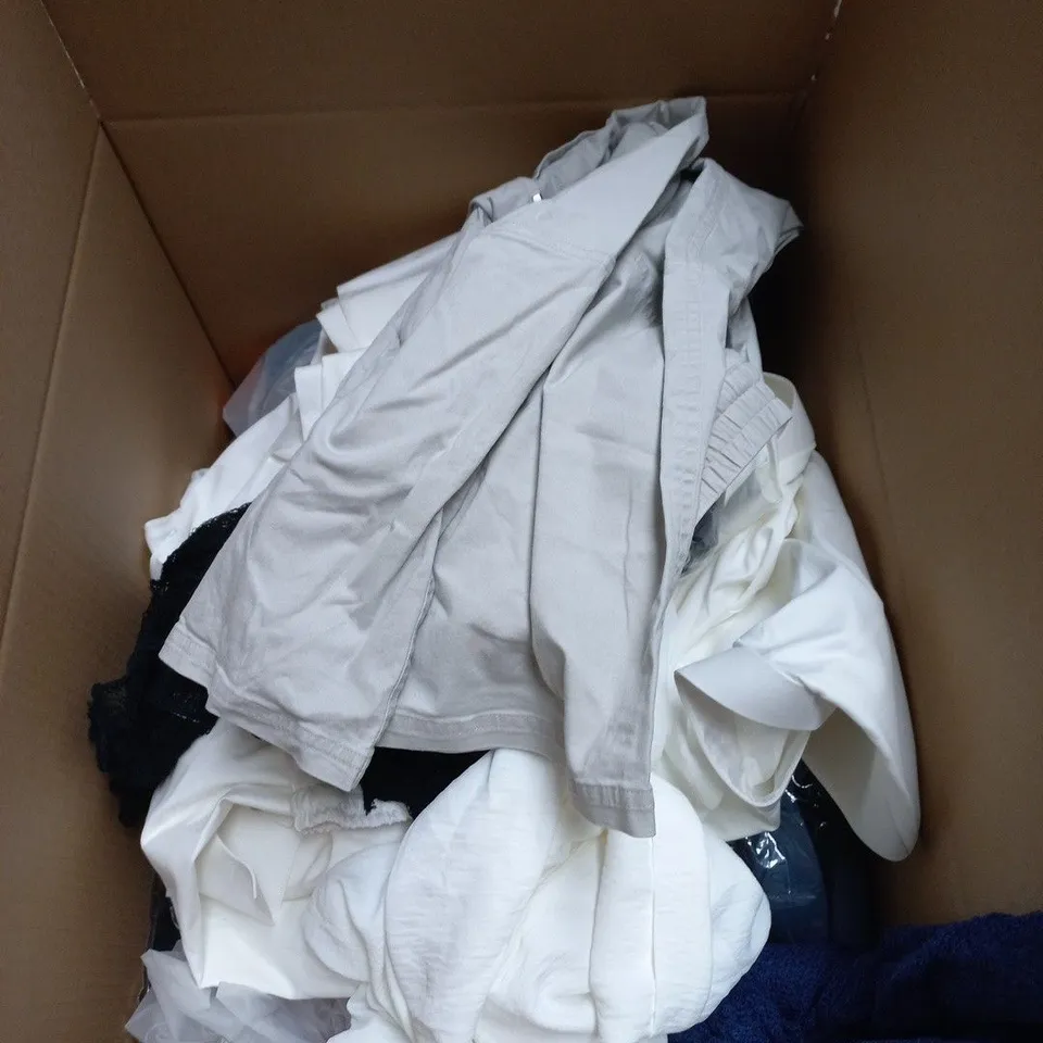 BOX OF APPROXIMATELY 30 ASSORTED CLOTHING ITEMS OF VARIOUS SIZES AND STYLES TO INCLUDE NEXT, M&S ETC