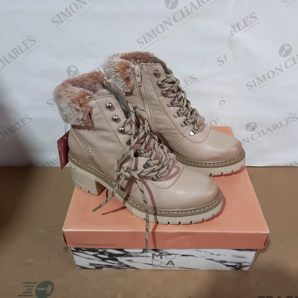 BOXED PAIR OF MODA IN PELLE BEIGE BOOTS- SIZE 38