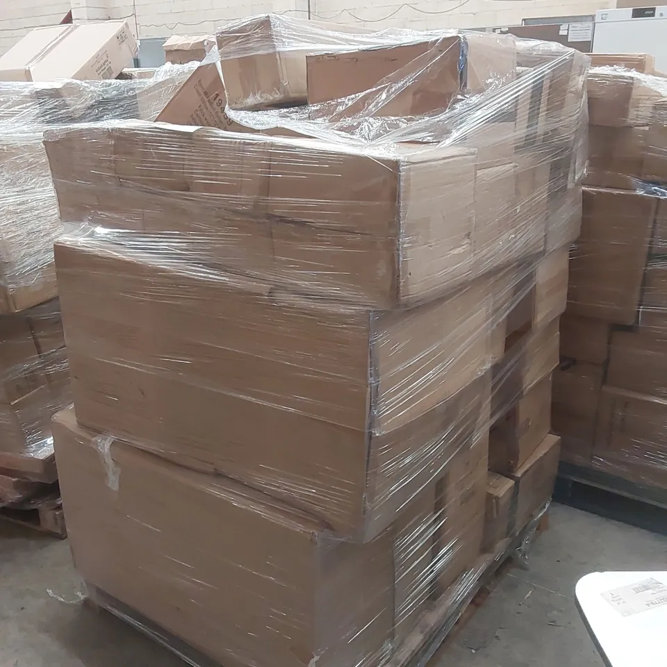 PALLET CONTAINING A LARGE QUANTITY OF ASSORTED LIGHTING PRODUCTS