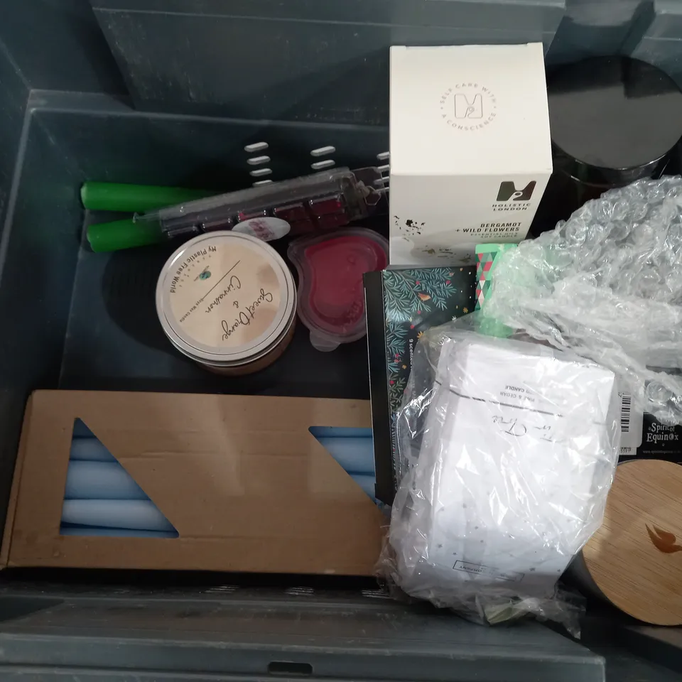 BOX OF APPROXIMATELY 12 ASSORTED ITEMS TO INCLUDE - CHOCOLATE LABRADOR CANDLE - NEON SCENTED CANDLE - CANDLE CAROUSEL ECT