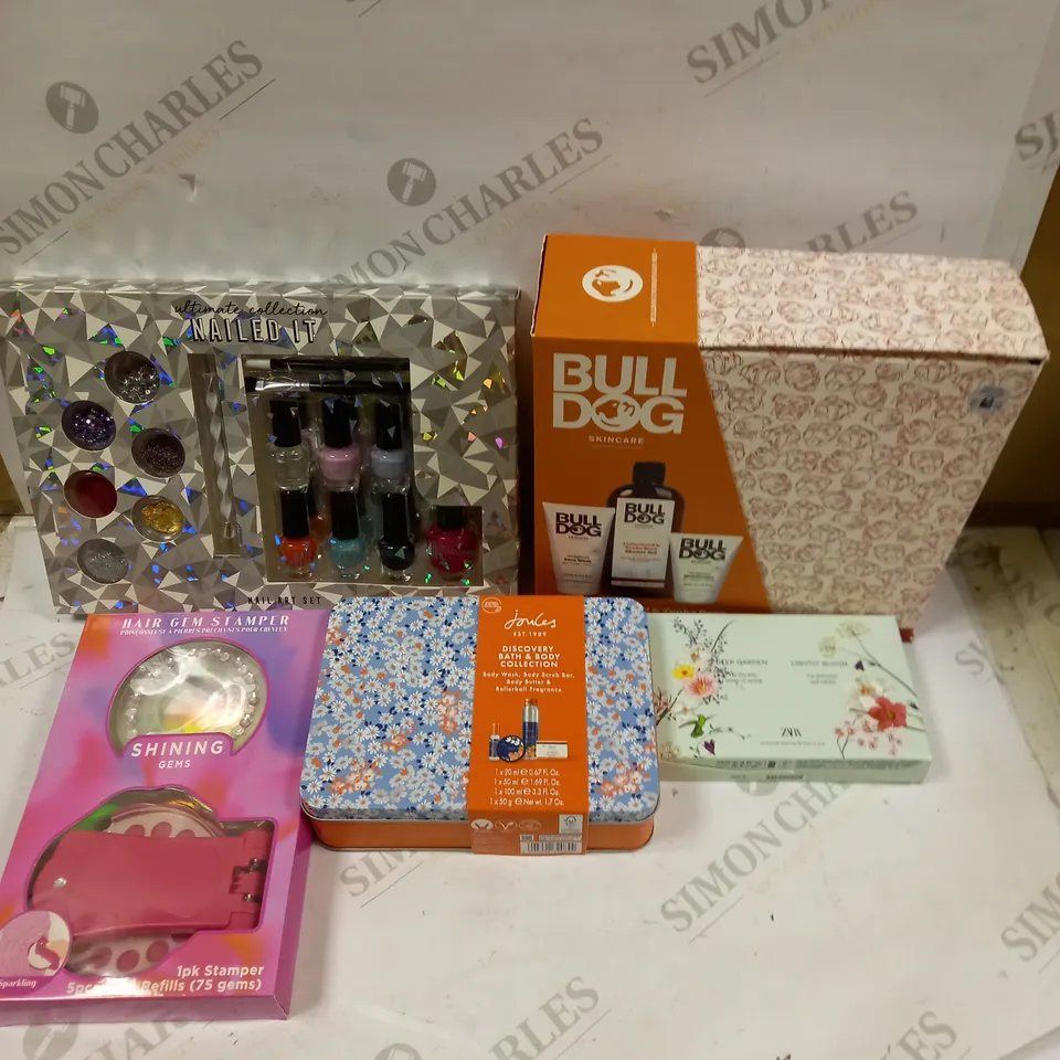 BOX OF 5 COSMETIC GIFTS SETS TO INCLUDE BULL DOG SKINCARE COLLECTION, ZARA EAU DE PARFUM, JOULES DISCOVERY BATH & BODY COLLECTION ETC 