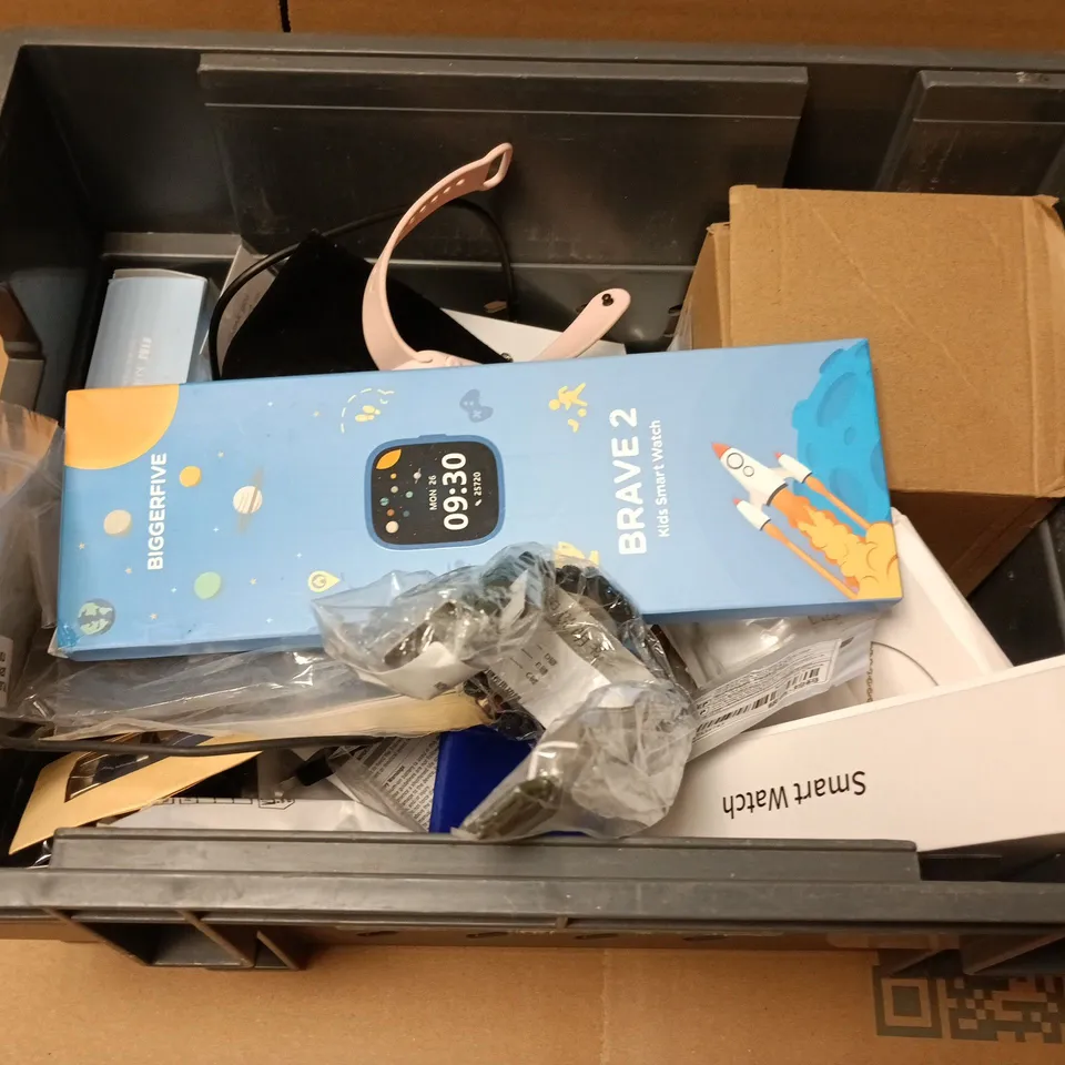 LARGE QUANTITY OF ASSORTED JEWELLERY TO INCLUDE: , RINGS, BRACELETS AND EARRINGS