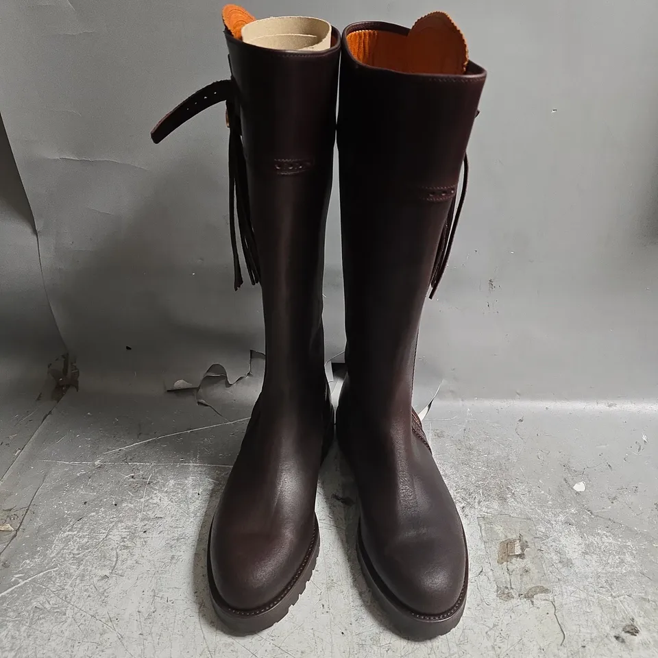 UNBOXED PAIR OF SPANISH BOOT CO KNEE HIGH ZIP BOOTS IN BROWN - SIZE 40