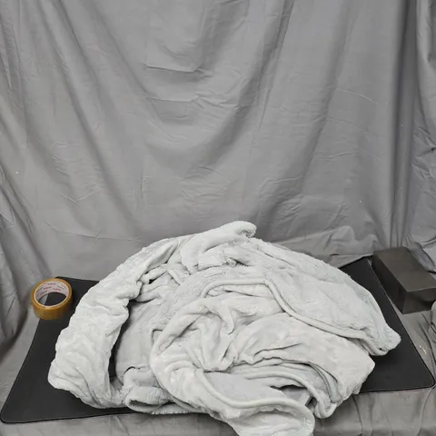 COZEE HOME FAMILY SIZED FAUX FUR & VELVETSOFT HEATED THROW