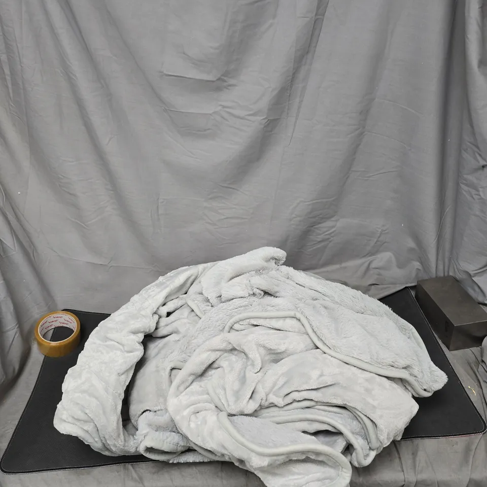 COZEE HOME FAMILY SIZED FAUX FUR & VELVETSOFT HEATED THROW