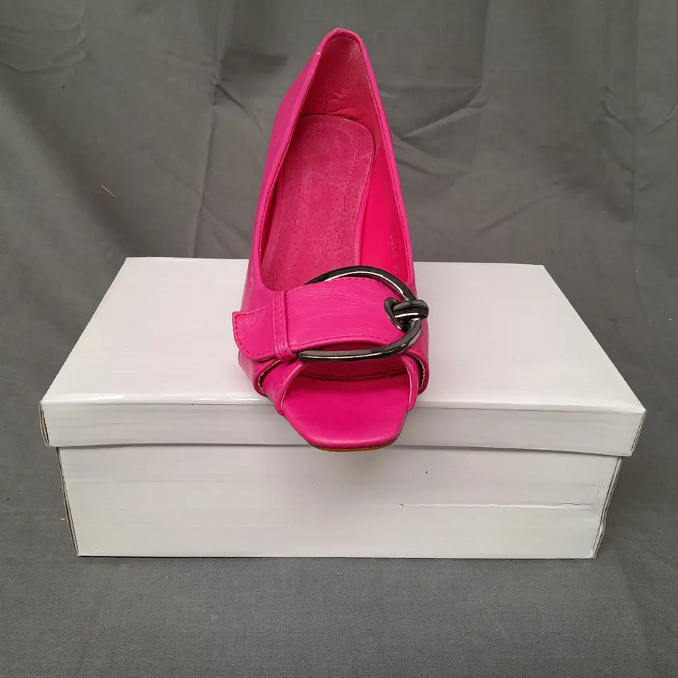 BOXED PAIR OF DESIGNER OPEN TOE MID HEELED SHOES IN FUCHSIA EU SIZE 37