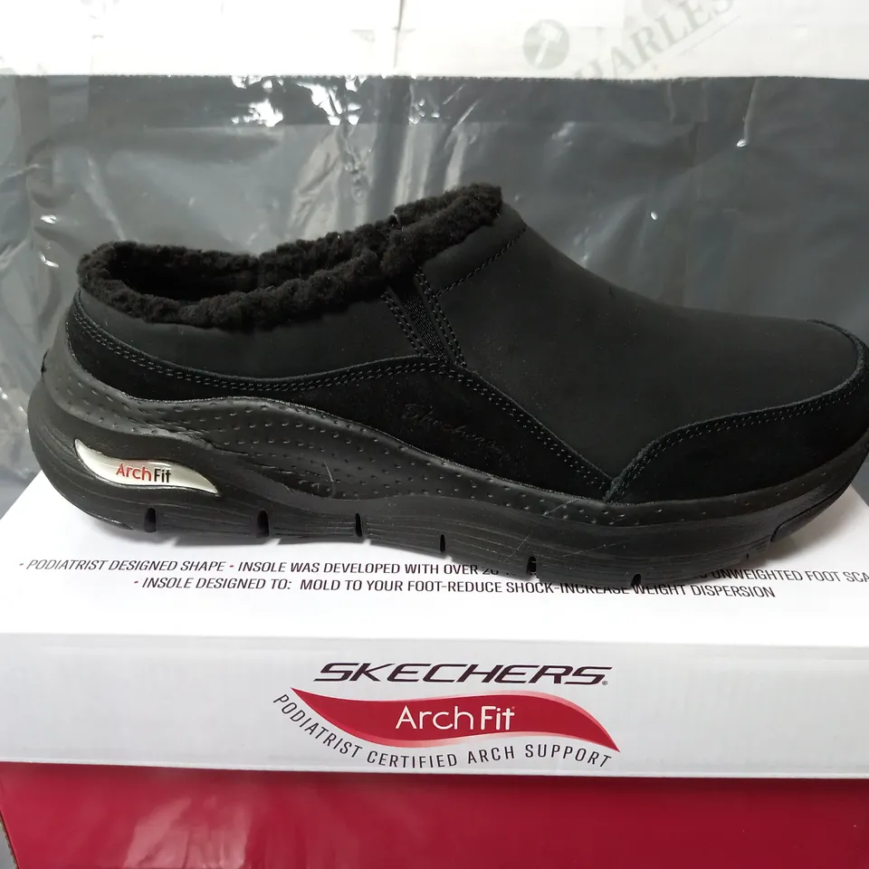 BOXED SKECHERS ARCHFIT BLACK SLIP ON SOFT SHOES - SIZE 6